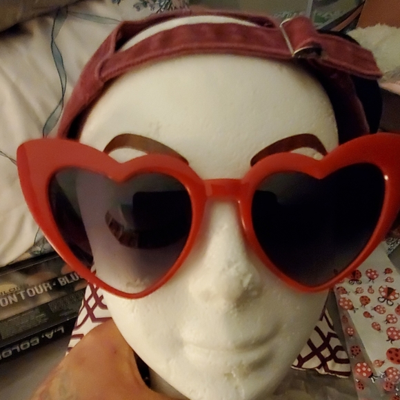 Pair of new red heart glasses with 400uv - Picture 2 of 6